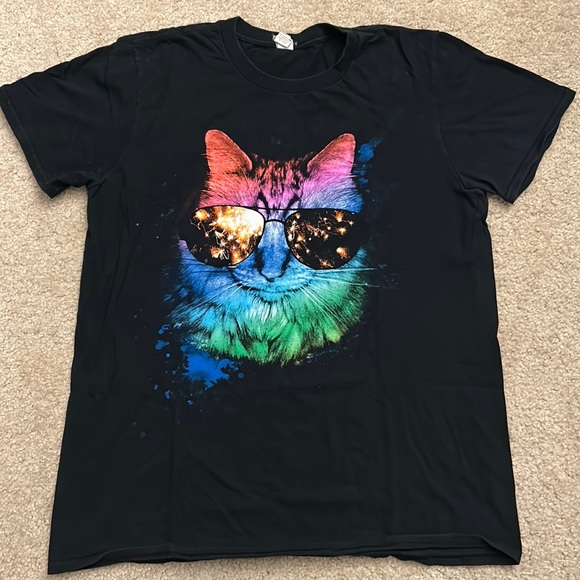 Cool cat shirt 😼 - Picture 2 of 3